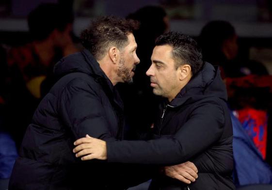 Xavi Hernández y Diego Pablo Simeone se saludan en el duelo de la primera vuelta en Barcelona