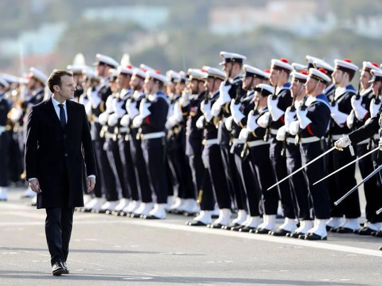 Macron pasa revista ante miembros de la Armada francesa.