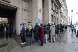 Una enorme cola de votantes espera delante de un colegio electoral de San Petesburgo.