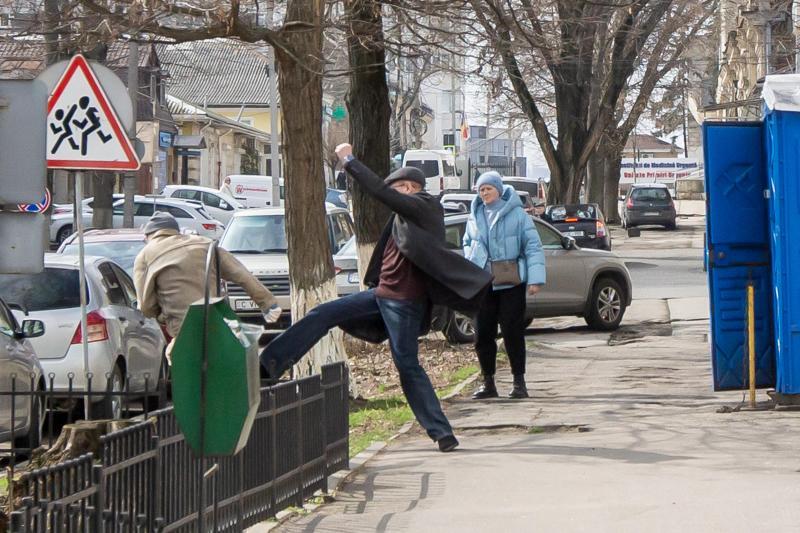 Un hombre persigue al presunto agresor de la embajada rusa en Chisinau.