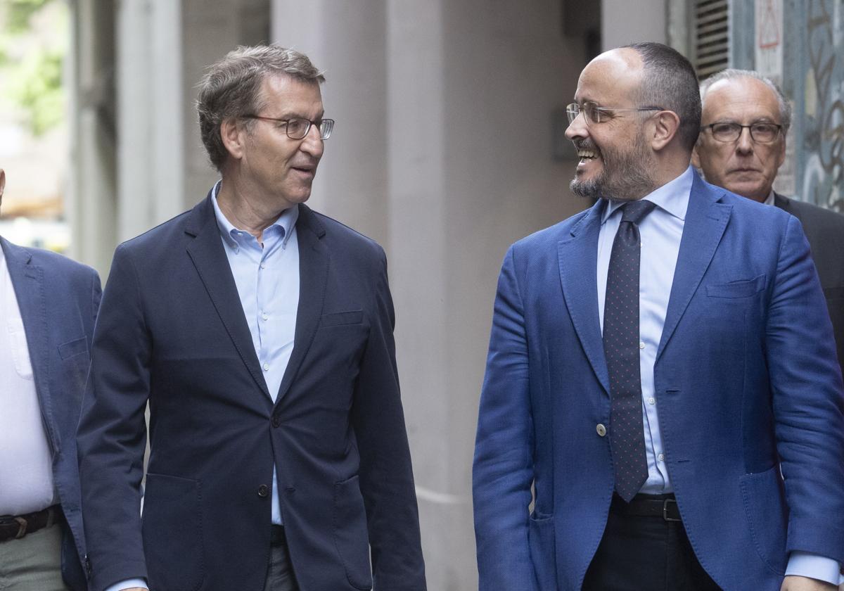 Feijóo, junto a Fernández, en octubre de 2022 antes de participar en Barcelona en una conferencia sectorial del PP.