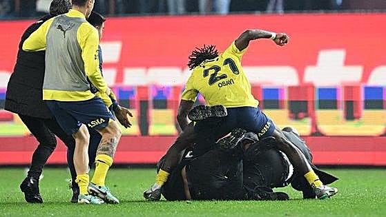 Aficionados del Trabzonspor atacan a jugadores del Fenerbahçe y terminan a golpes