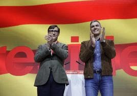 Salvador Illa y Pedro Sánchez, en la clausura del Congreso del PSC ayer en Barcelona, que ha proclamado al líder socialista como candidato a la Generalitat