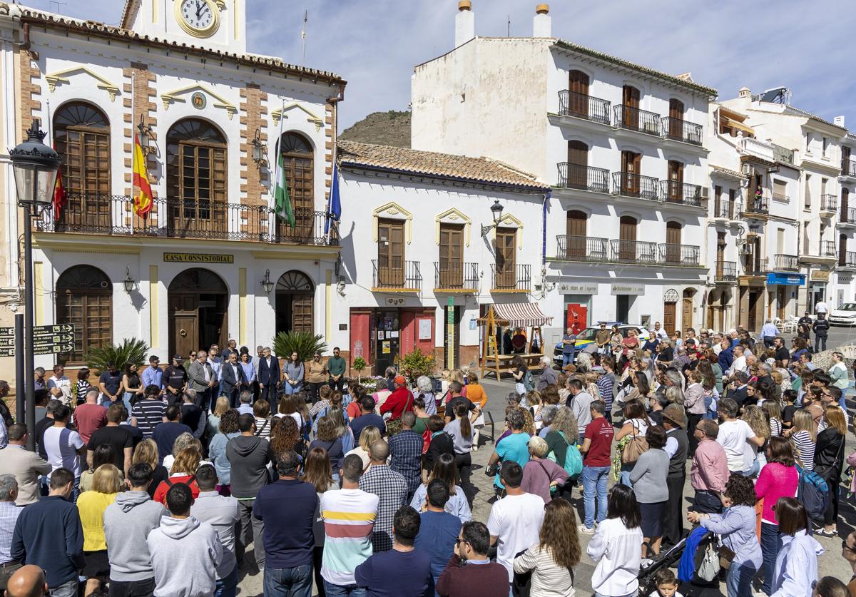 Concentración de repulsa en Alora por el asesinato de Gracia, que era de esta localidad malagueña.