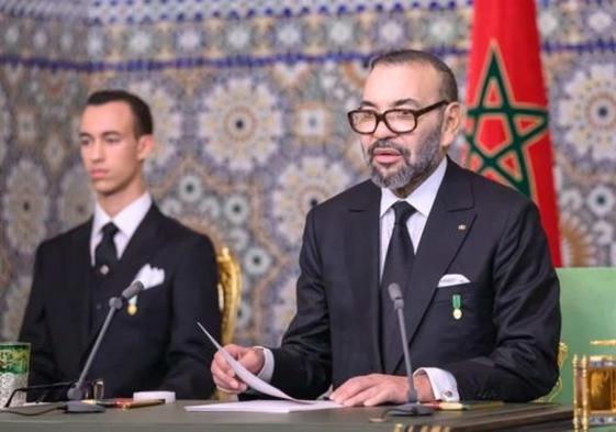 Mohamed VI, rey de Marruecos (derecha), en un discurso oficial junto a su hijo.