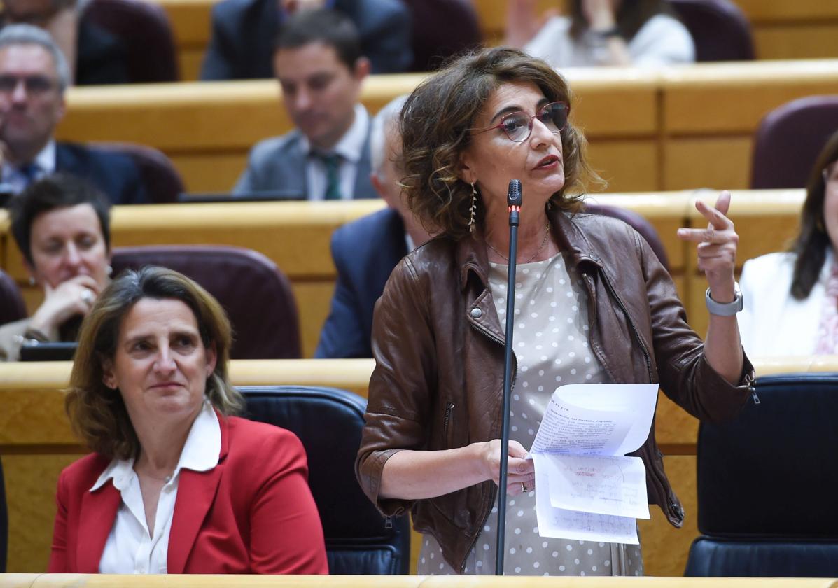 La ministra de Hacienda, María Jesús Montero, junto a la de Transición Ecológica, Teresa Ribera.