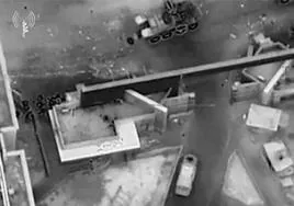Un dron capta el momento en que detona un explosivo al paso de un blindado junto al complejo de Al-Shifa.