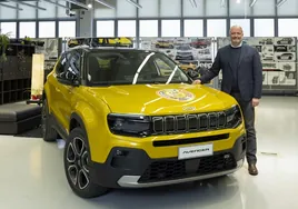 Eric Laforge junto al nuevo Jeep híbrido