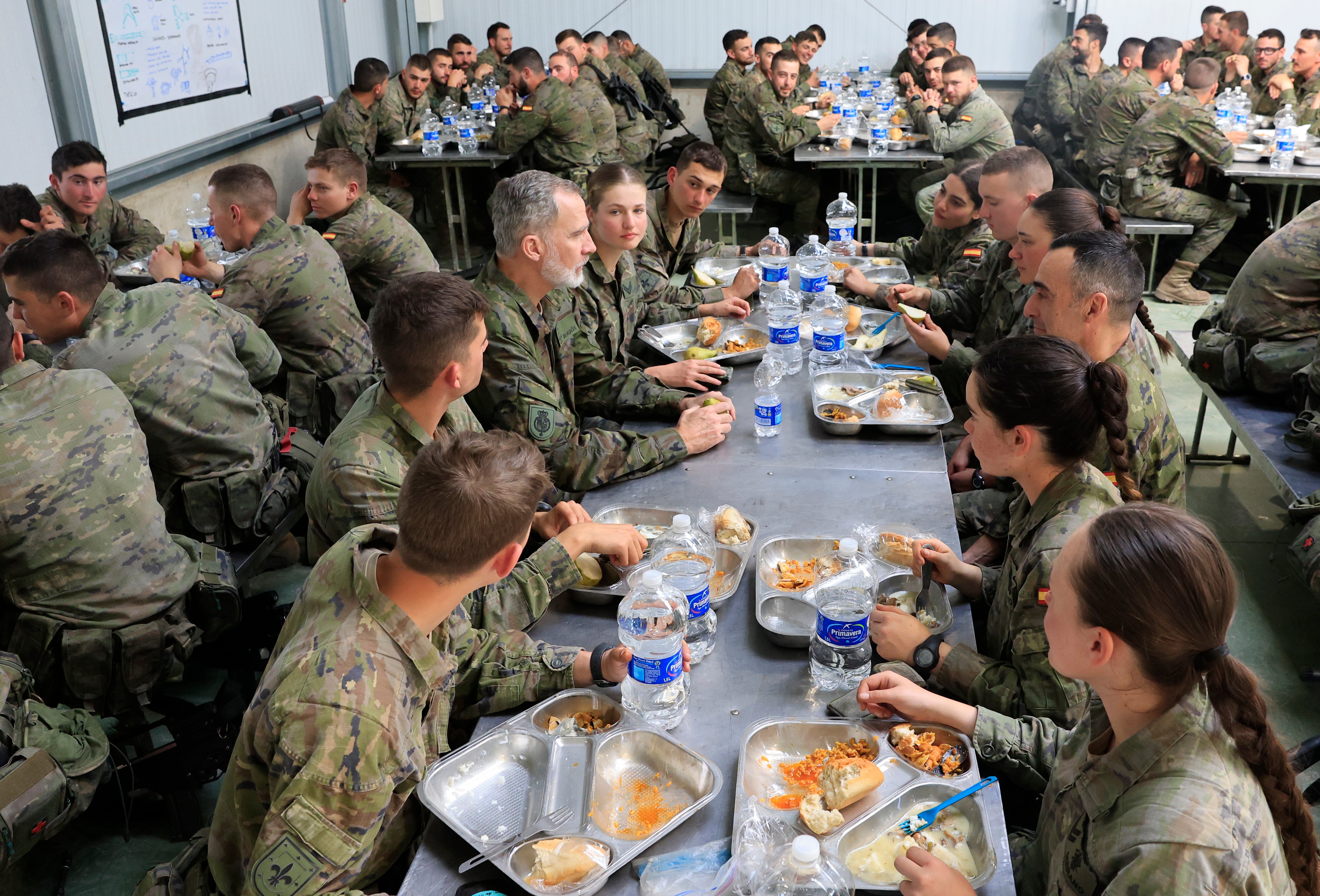 Los cadetes atienden al Monarca tras el almuerzo.