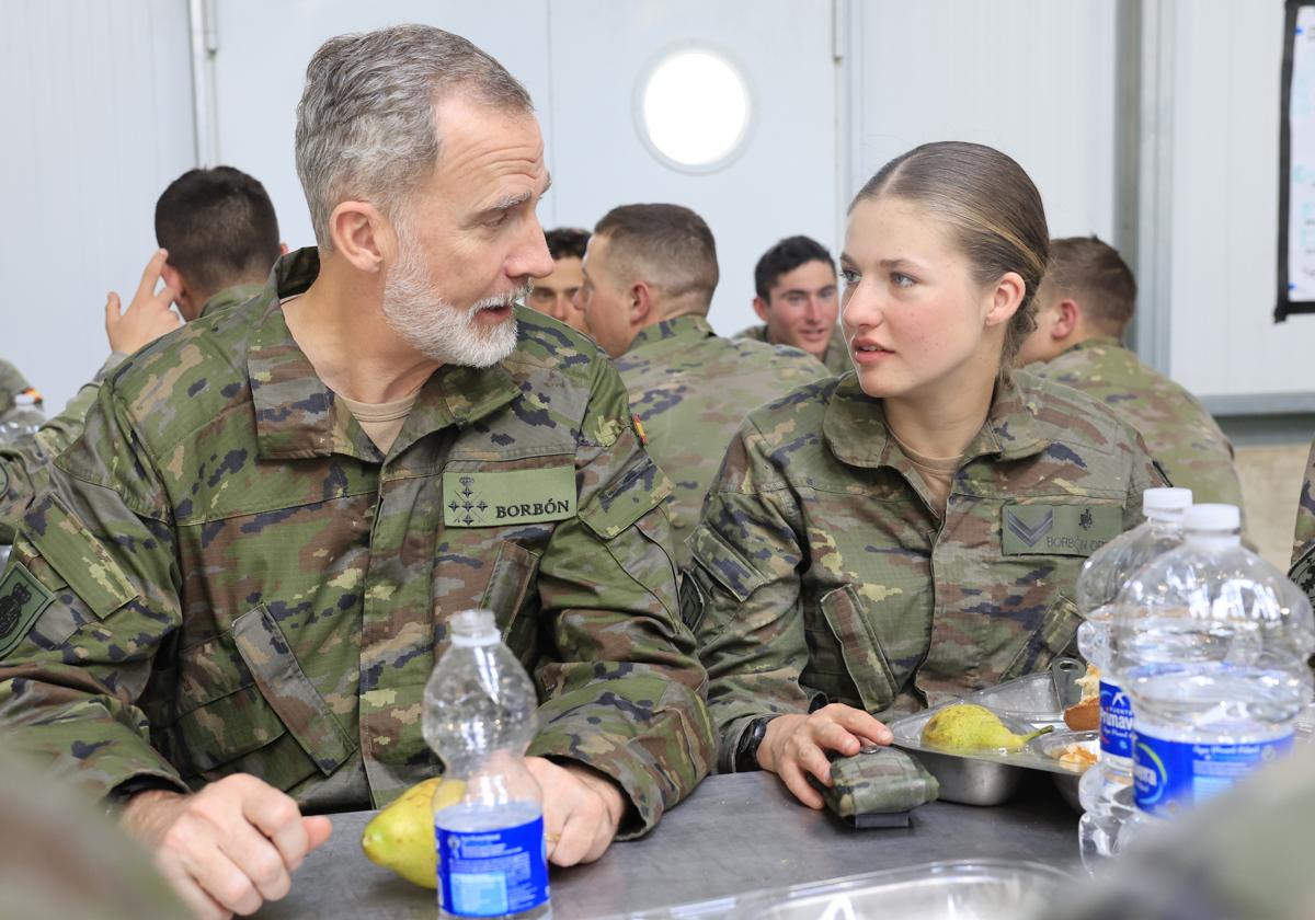 El Rey y la princesa de Asturias departen tras el almuerzo en las maniobras militares.