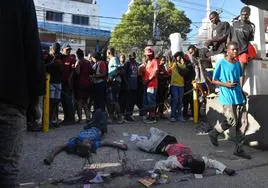 Dos cadáveres, tirados en una calle de Puerto Príncipe.