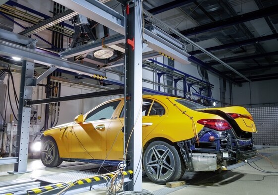 Uno de los vehículos Mercedes-Benz sometidos a la prueba de impacto