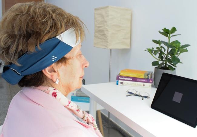 Mujer en un ensayo de neurotecnología.