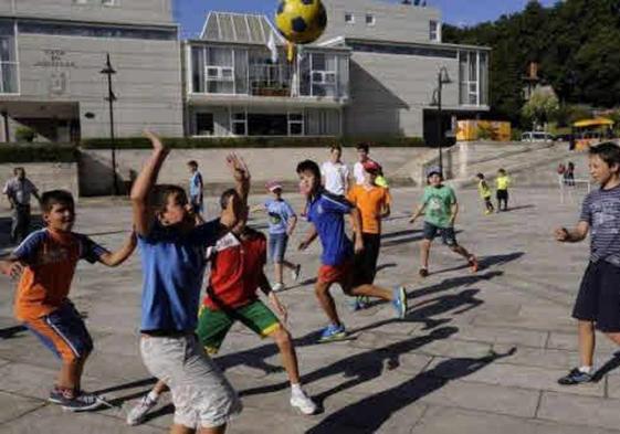 Niños jugando con balón.