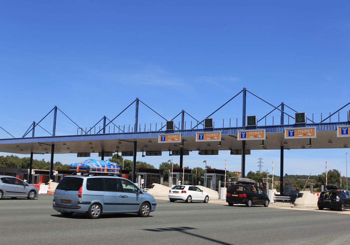 Varios vehículos llegan al peaje de Etxebarri-Ibiña, en Álava.