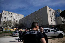 Agentes de la policía francesa en un barrio de Marsella.