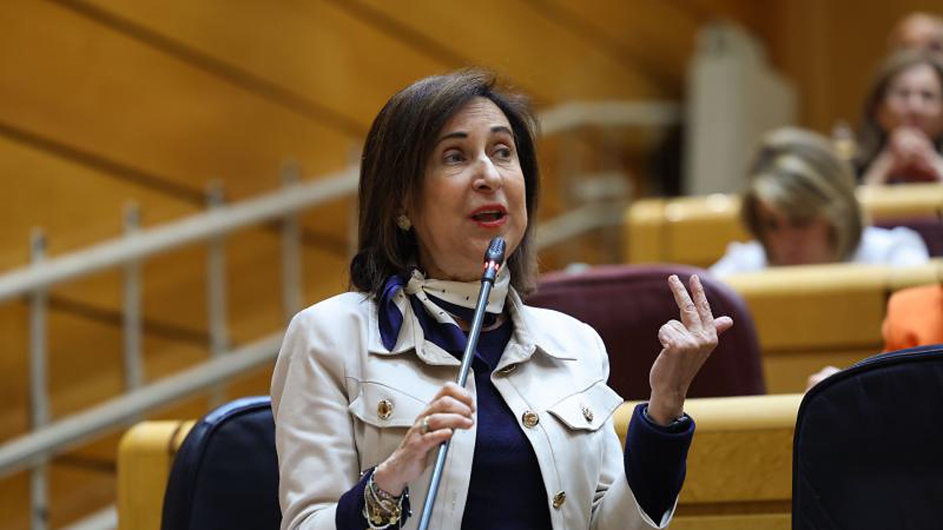 Robles defiende la legalidad de un contrato del Ejército con una