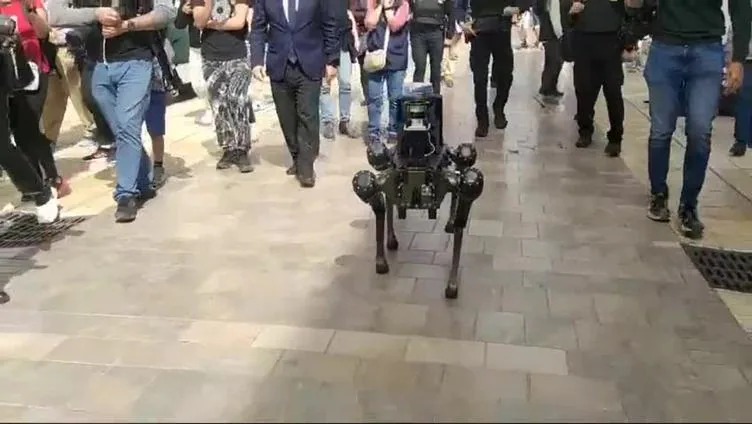 Así es el nuevo compañero de la Policía Local de Málaga: un perro-robot con IA
