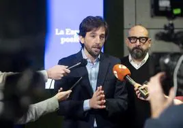 Adrián Vázquez, eurodiputado y secretario general de Ciudadanos, atendiendo a los medios