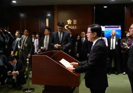 El jefe del Gobierno de Hong Kong, John Lee, durante una comparecencia este martes con los medios.