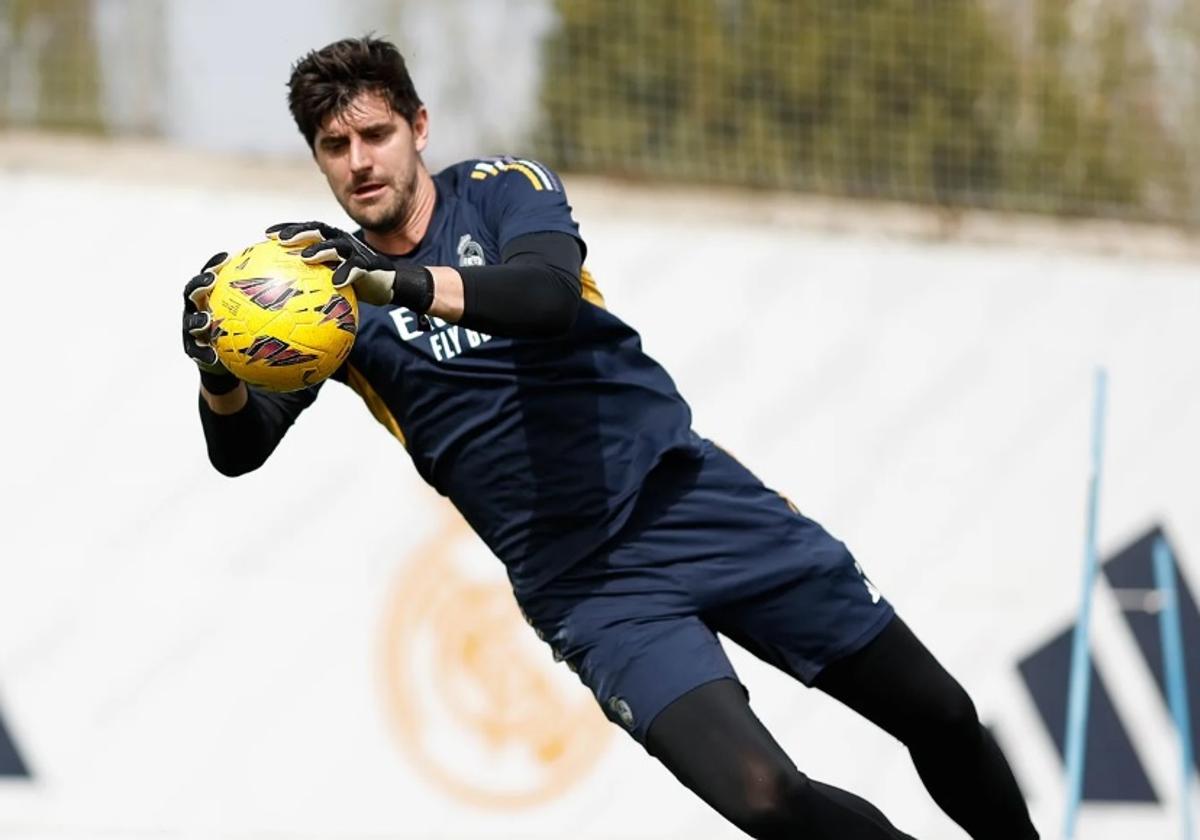 Thibaut Courtois, durante el entrenamiento del Real Madrid de este martes.