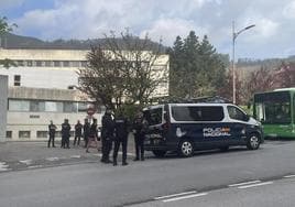 Despliegue policial a las puertas del hospital del Nalón.