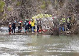 Servicios de seguridad y emergencia trasladan el cuerpo en la Ribera del Ebro.