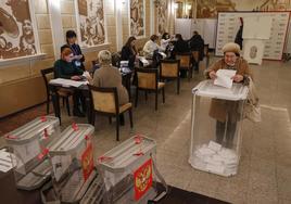 Una ciudadana ejerce su derecho a voto en las pasadas elecciones en Rusia.