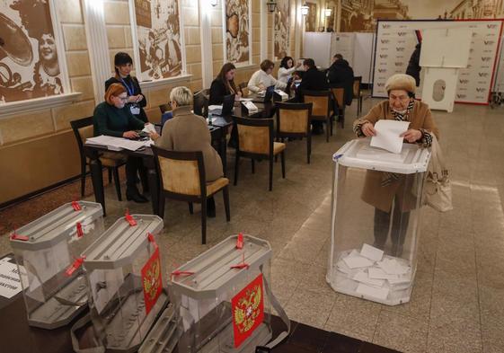 Una ciudadana ejerce su derecho a voto en las pasadas elecciones en Rusia.