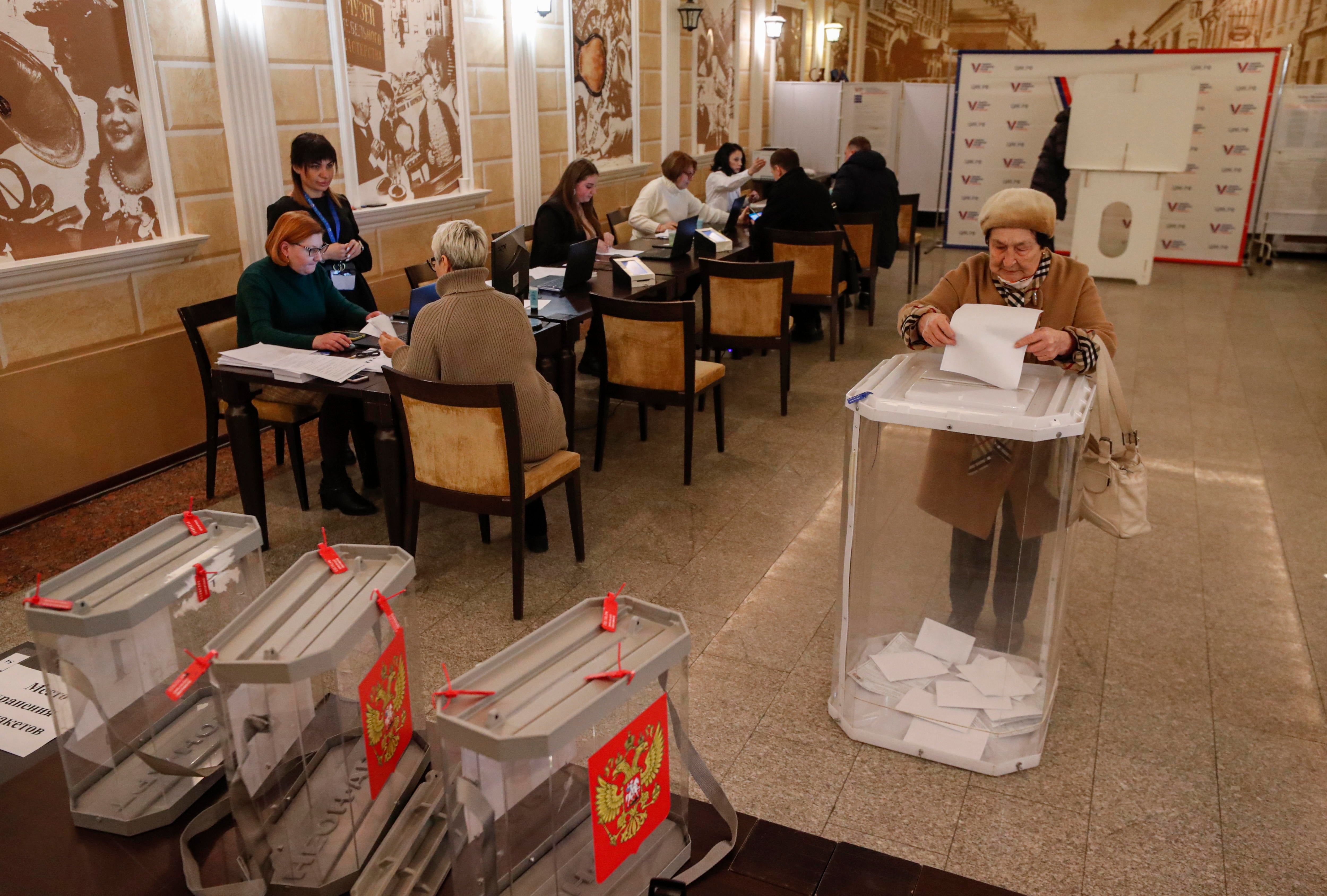 Una ciudadana ejerce su derecho a voto en las pasadas elecciones en Rusia.