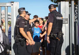 Varios niños a la salida de las clases de colegio