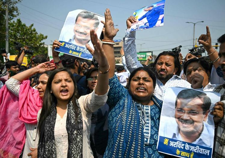 Un grupo de simpatizantes de Arvind Kejriwal, uno de los principales líderes de la oposición en India, se manifiestan contra su arresto.