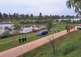 Policías y bomberos en el dispositivo de búsqueda del menor en la zona de Las Crispitas.