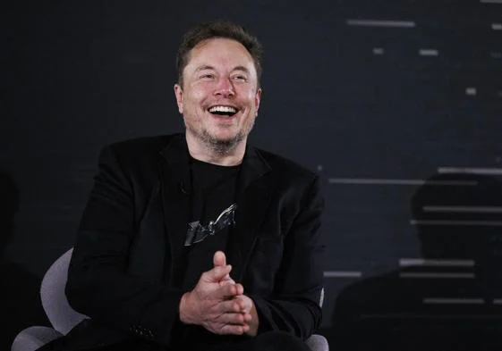 Elon Musk en un evento de presentación de Neuralink.