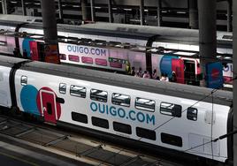 Un tren de Ouigo en la estación de Atocha en Madrid.