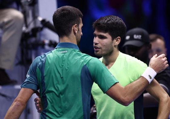 Carlos Alcaraz y Novak Djokovic, que disputaron un torneo de exhibición en Riad.