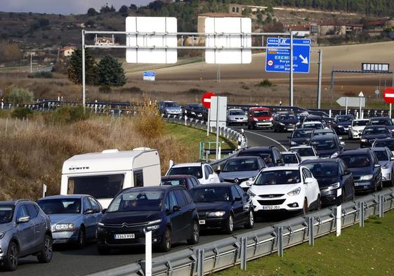 Fila de vehículos circulando por una carretera de Vizcaya.
