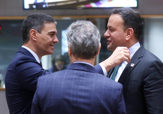 Pedro Sánchez charla con su homólogo irlandés, Leo Varadkar, durante la cumbre de líderes en Bruselas.