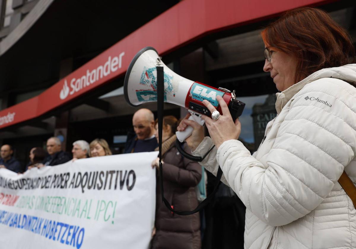 Manifestación de trabajadores ante una sucursal bancaria.