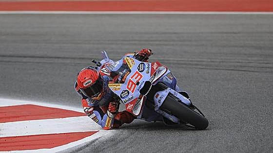 Marc Márquez lidera, trabaja y se cae en Portimao