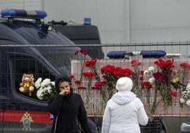 Familiares de las víctimas se arremolinan ante el edificio del Crocus City Hall.