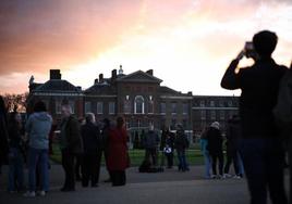 Miembros de medios de comunicación frente al Palacio de Kensington.