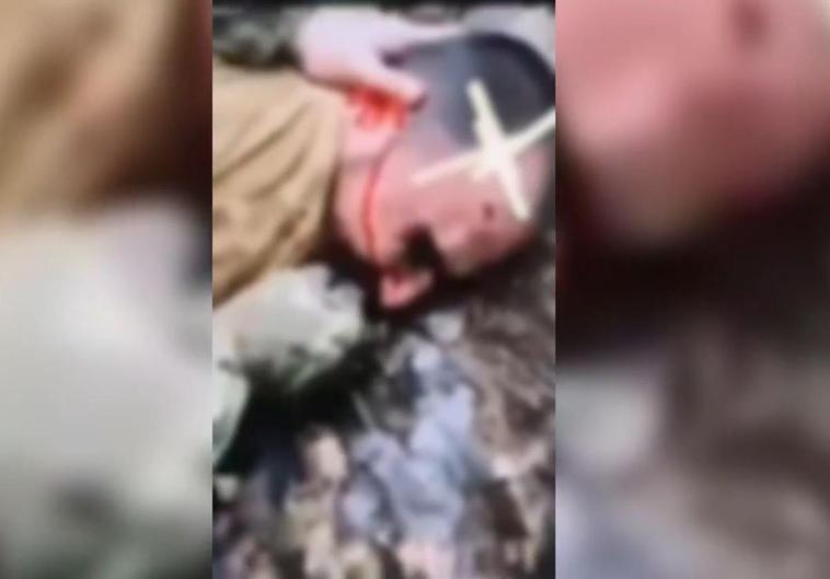 Un vídeo muestra cómo cortan la oreja a uno de los terroristas del auditorio de Moscú y se la meten en la boca