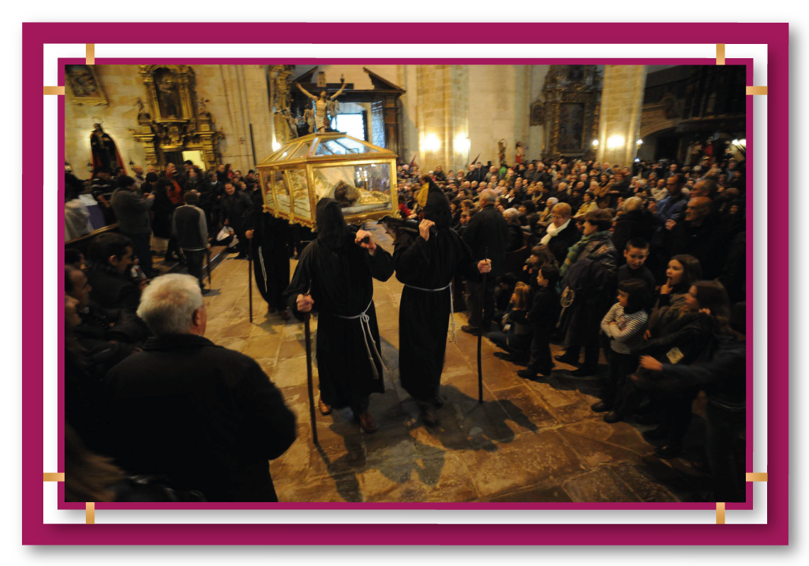 El Santo Sepulcro, con el Cristo yacente en su interior.