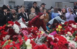 Ciudadanos rusos dejan flores en memoria de los fallecidos en el atentado.