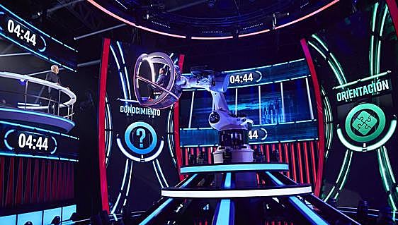 Famosos desafiando su cuerpo y mente en un brazo robótico, la sorprendente última apuesta de Telecinco