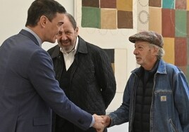 Pedro Sánchez saluda en Moncloa al diseñador Javier Mariscal ante el actor José María Pou.
