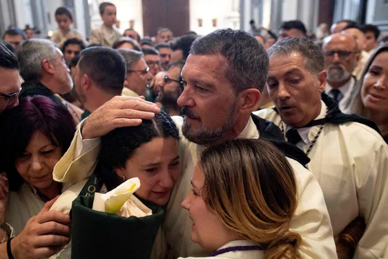 El actor Antonio Banderas consuela a sus hermanos de cofradía durante esta Semana Santa