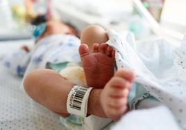 Un bebé ingresado en un hospital.