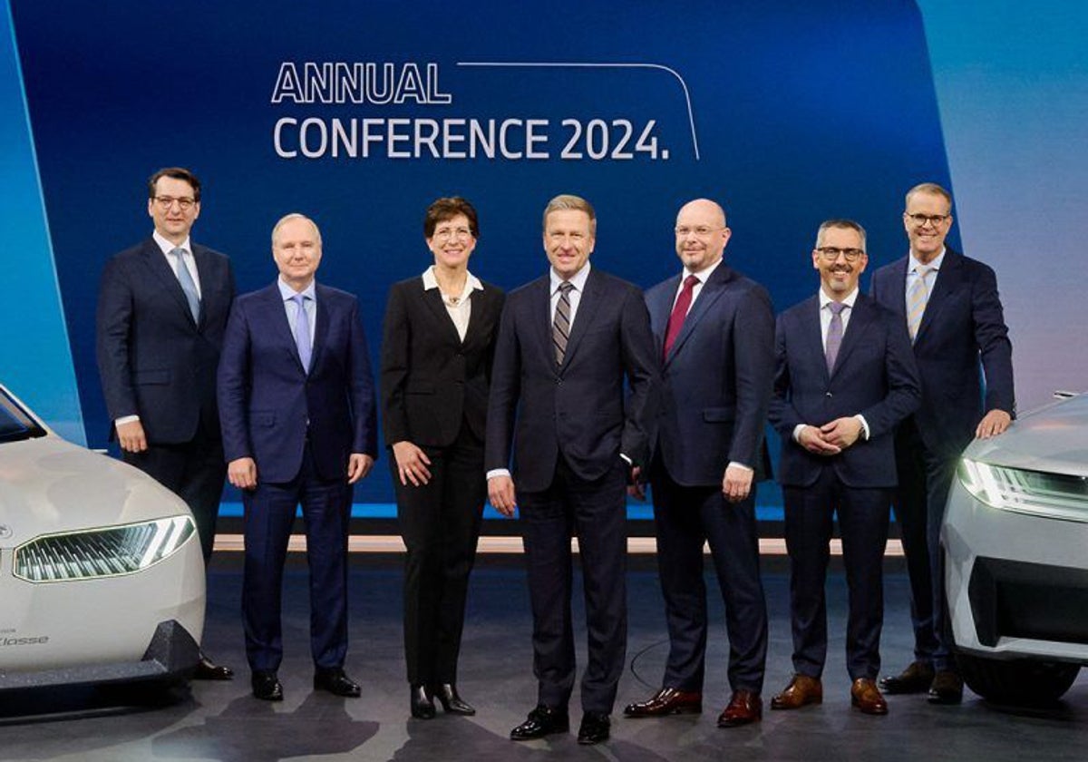 La junta directiva del Grupo BMW durante la presentación anual de resultados 2023.